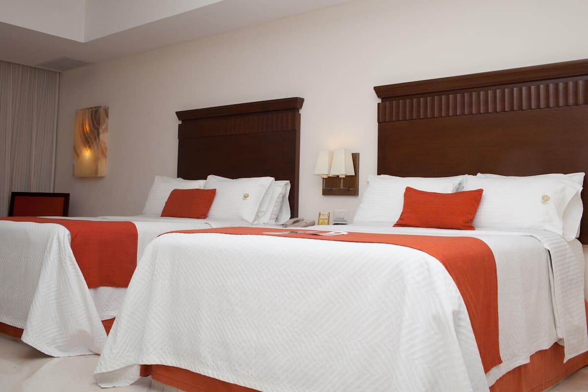 Ropa de cama de alta calidad, camas con efecto memoria y minibar