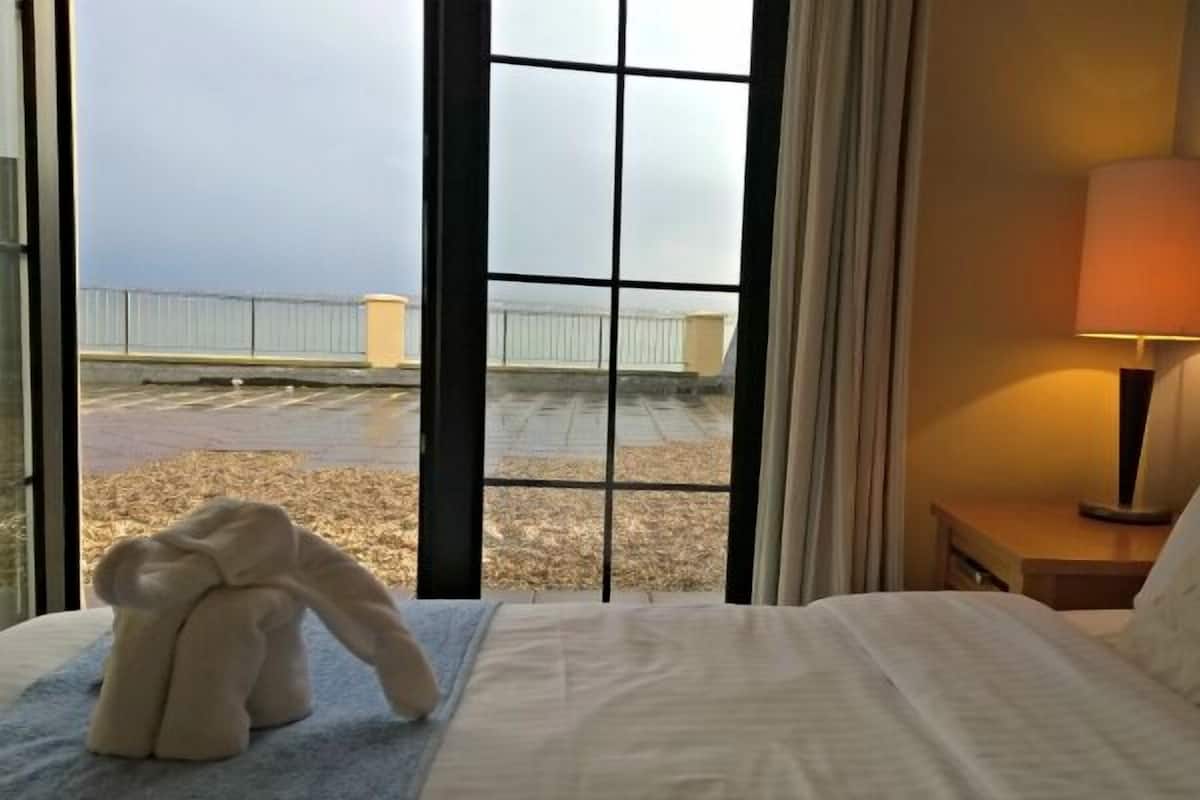 Escritorio y ropa de cama