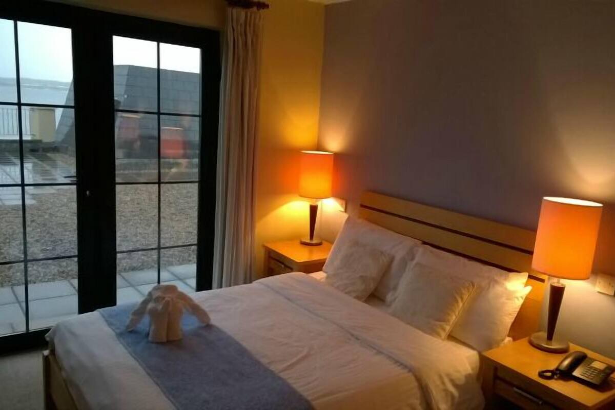 Escritorio y ropa de cama