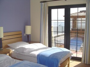 Skrivebord og sengetøy