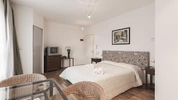 Studio, Kitchen, Garden View | Premium bedding, down comforters, pillowtop beds, in-room safe