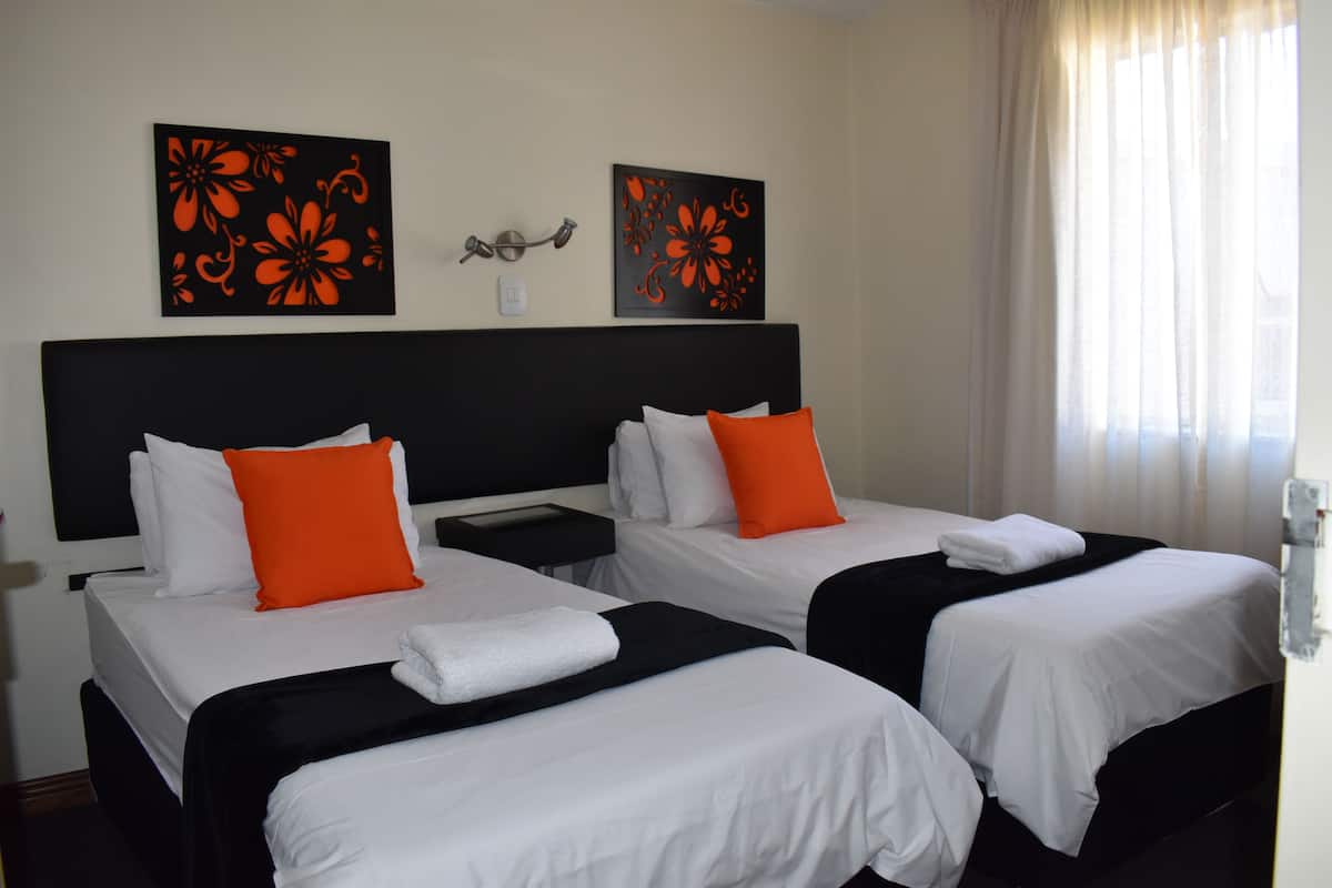 Apartment, 1 Bedroom | Peralatan tempat tidur premium, peti besi dalam bilik