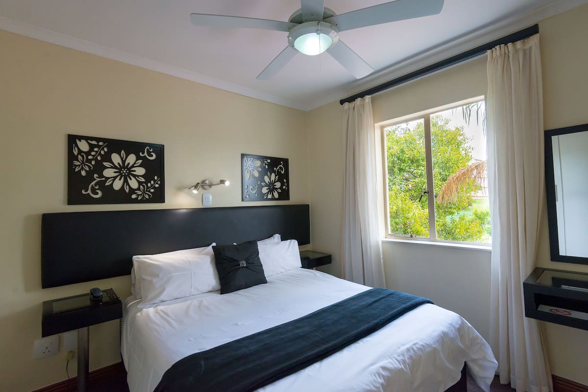 Apartment, 2 Bedrooms | Peralatan tempat tidur premium, peti besi dalam bilik