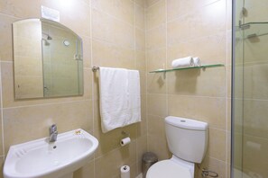 Kostenlose Toilettenartikel, Haartrockner, Handtücher