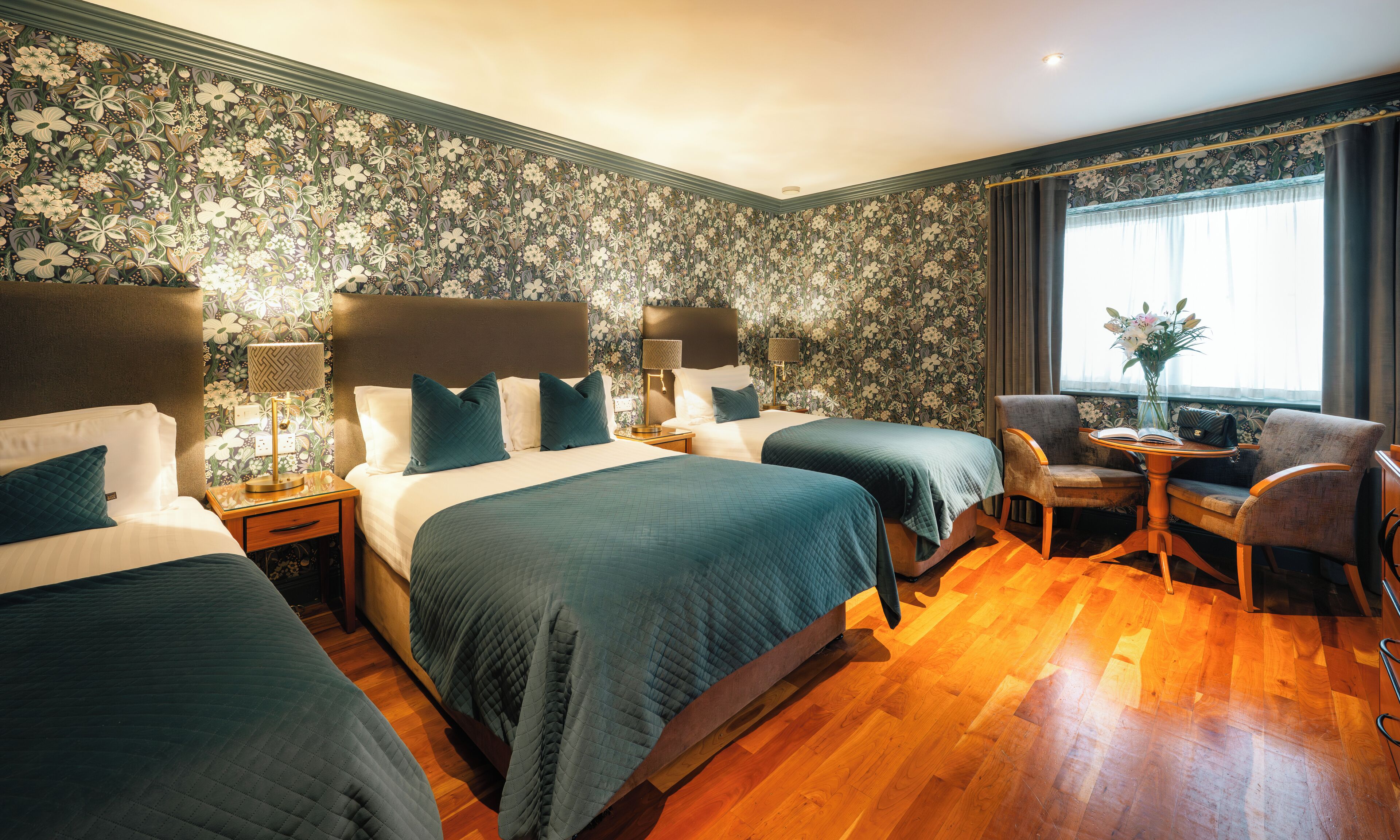 Luxe beddengoed, een kluis op de kamer, een bureau