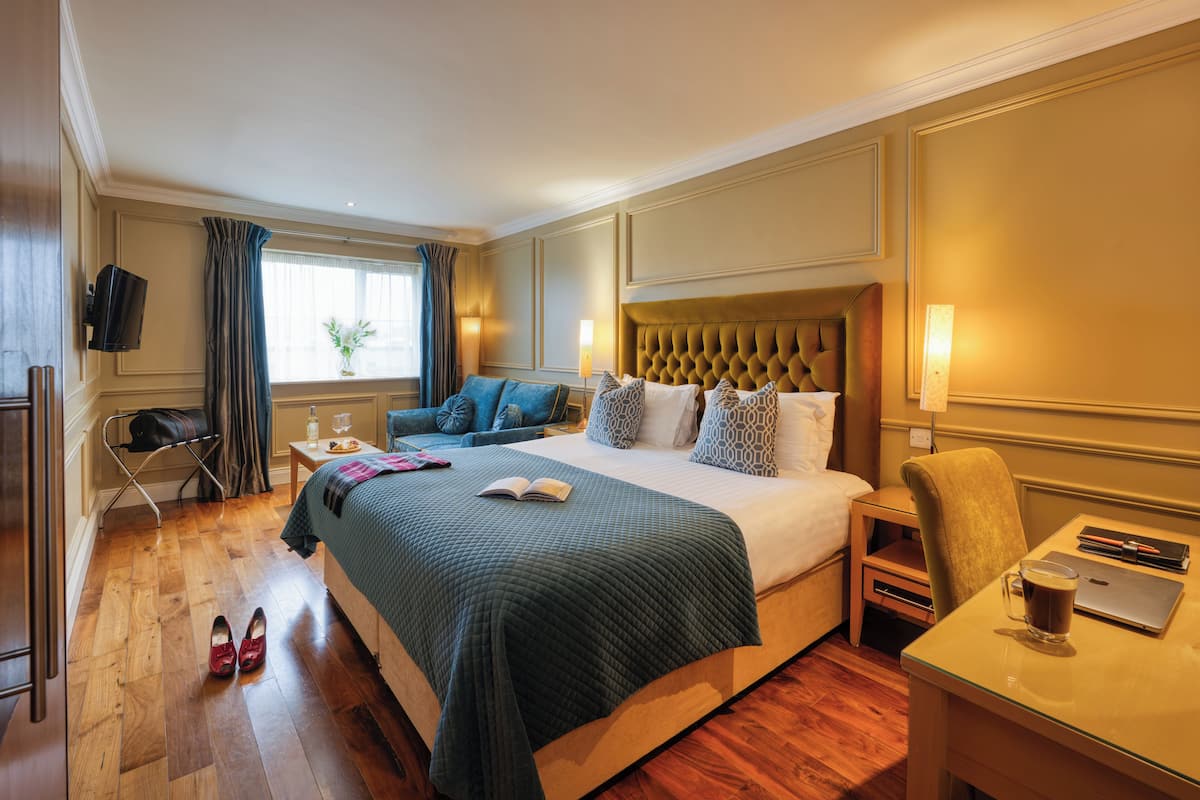 Luxe beddengoed, een kluis op de kamer, een bureau