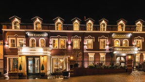 Un hotel con fachada clásica, que cuenta con un restaurante y habitaciones para huéspedes.