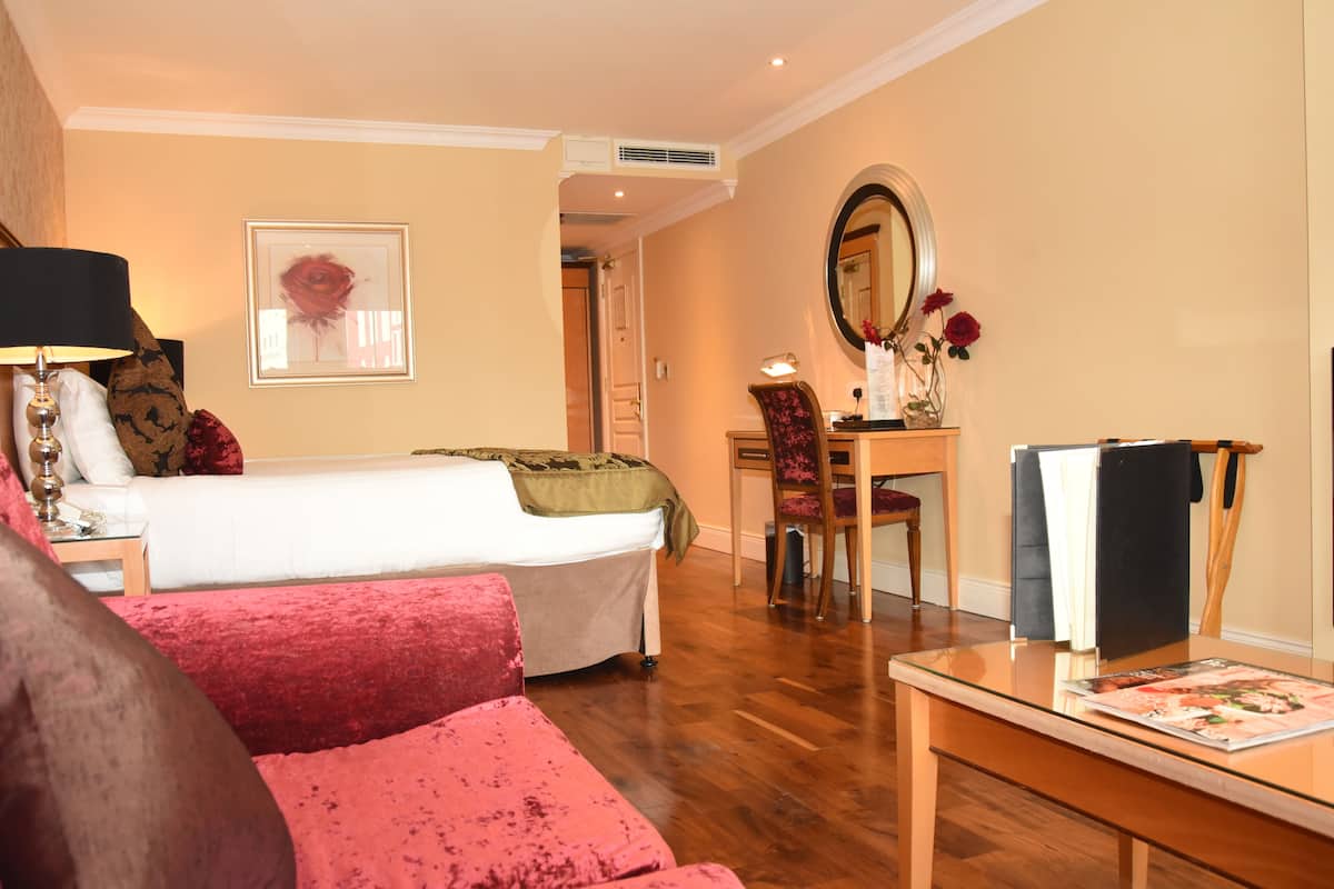 Luxe beddengoed, een kluis op de kamer, een bureau