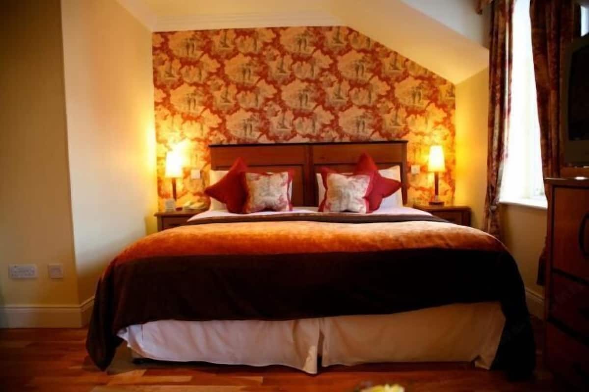 Premium bedding, in-room safe, desk, iron/ironing board