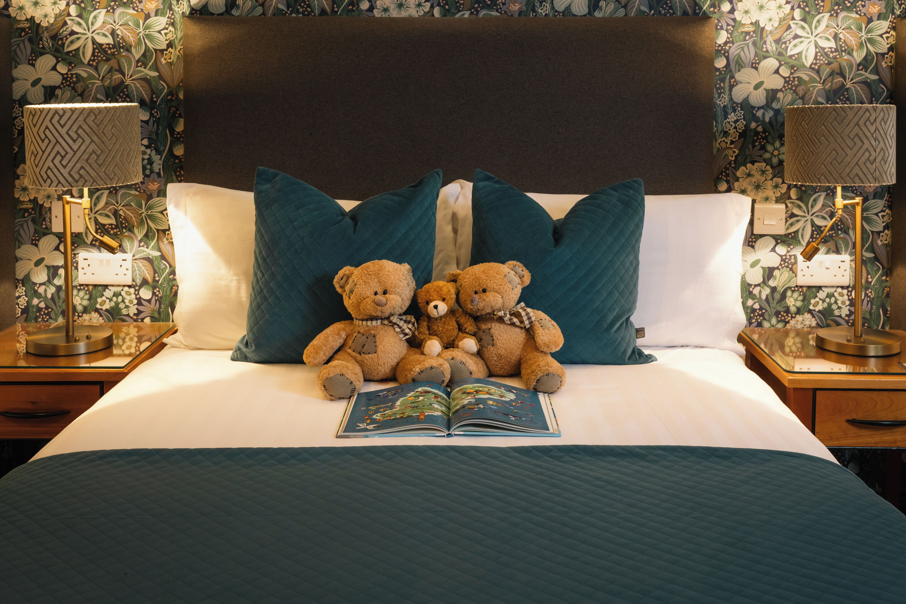 Familiekamer | Luxe beddengoed, een kluis op de kamer, een bureau