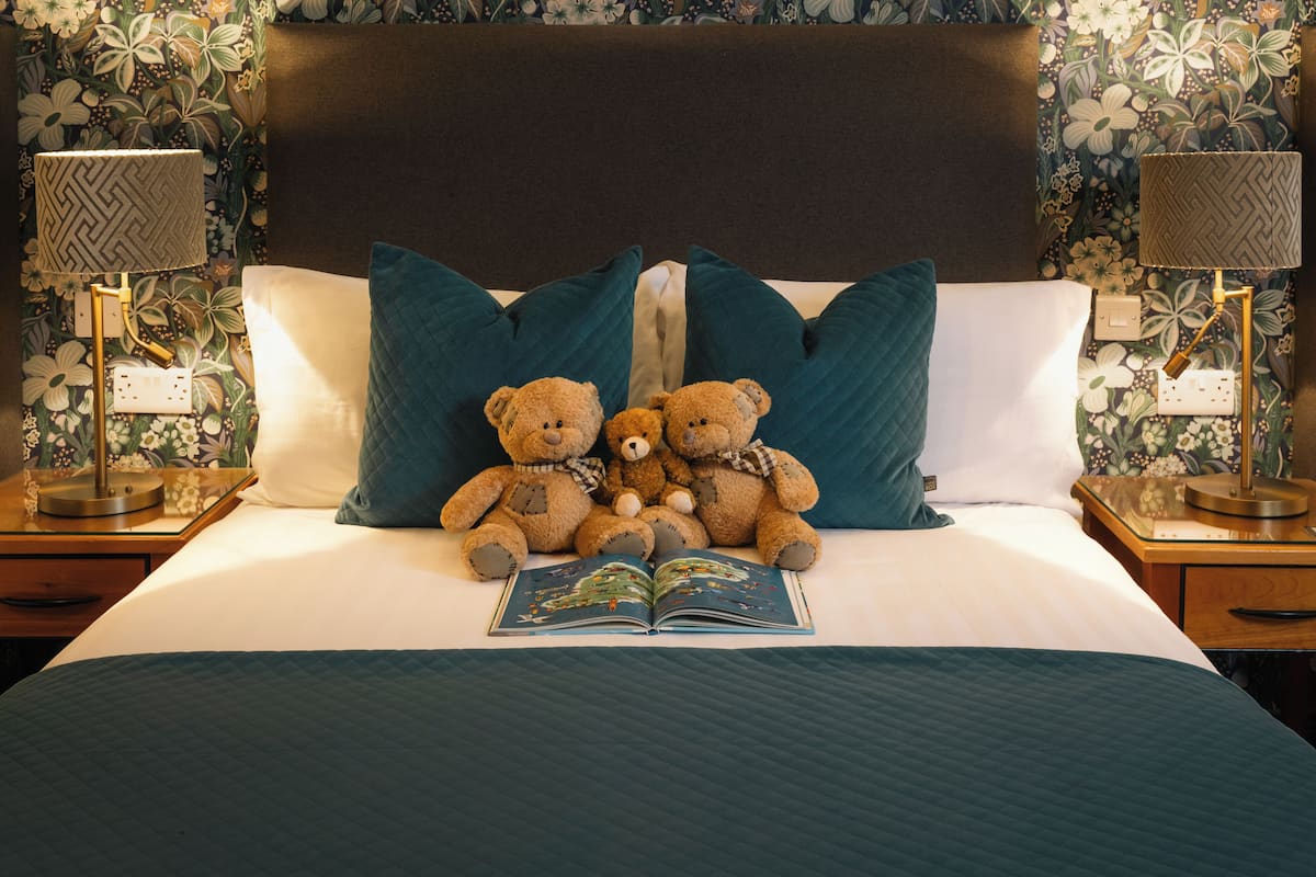 Familiekamer | Luxe beddengoed, een kluis op de kamer, een bureau