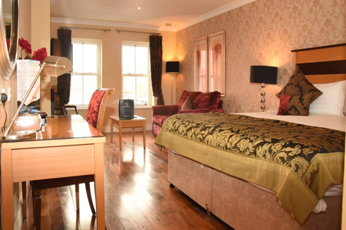 Junior suite | Luxe beddengoed, een kluis op de kamer, een bureau