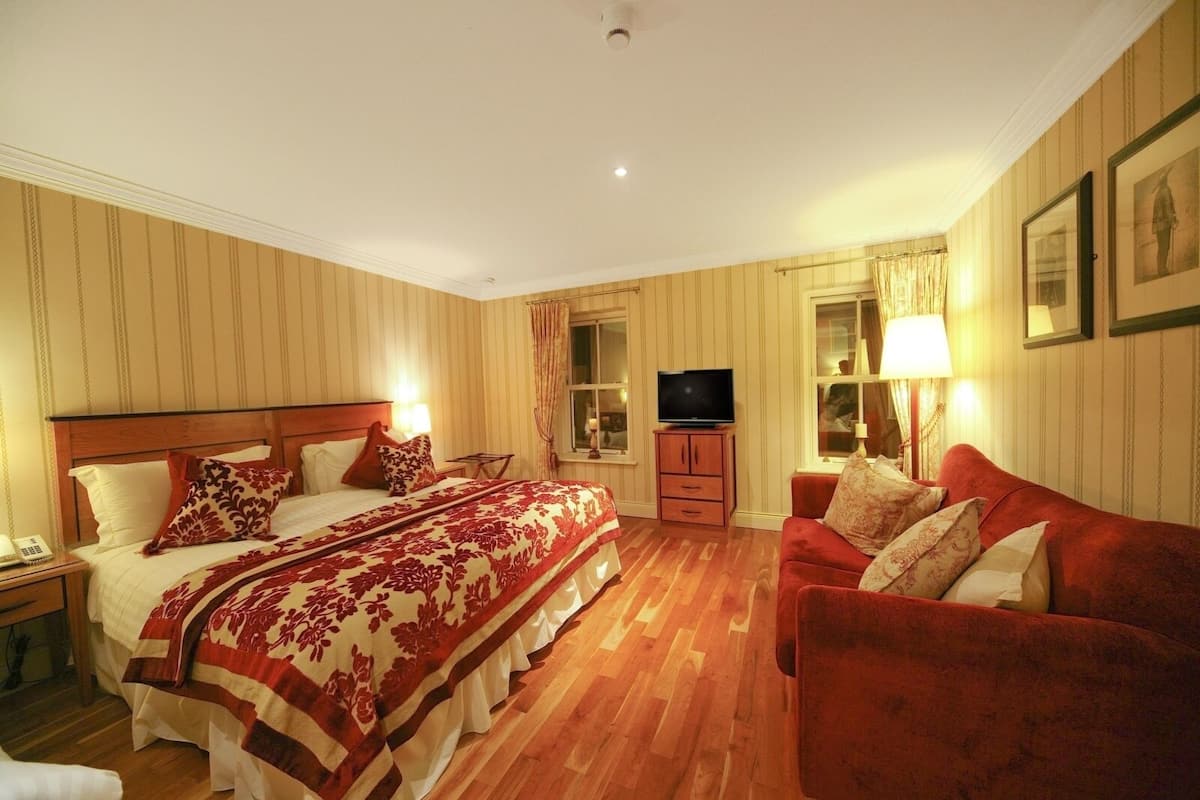 Executive vierpersoonskamer, 1 slaapkamer | Luxe beddengoed, een kluis op de kamer, een bureau