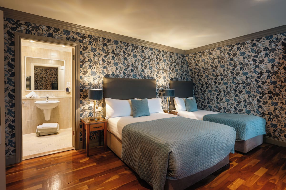 Luxe beddengoed, een kluis op de kamer, een bureau