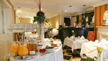 Petit déjeuner complet (13.95 EUR par personne)