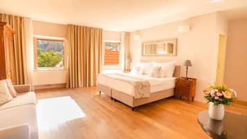 Junior Suite, 1 Bedroom | Premium bedding, minibar, in-room safe, cribs/infant beds