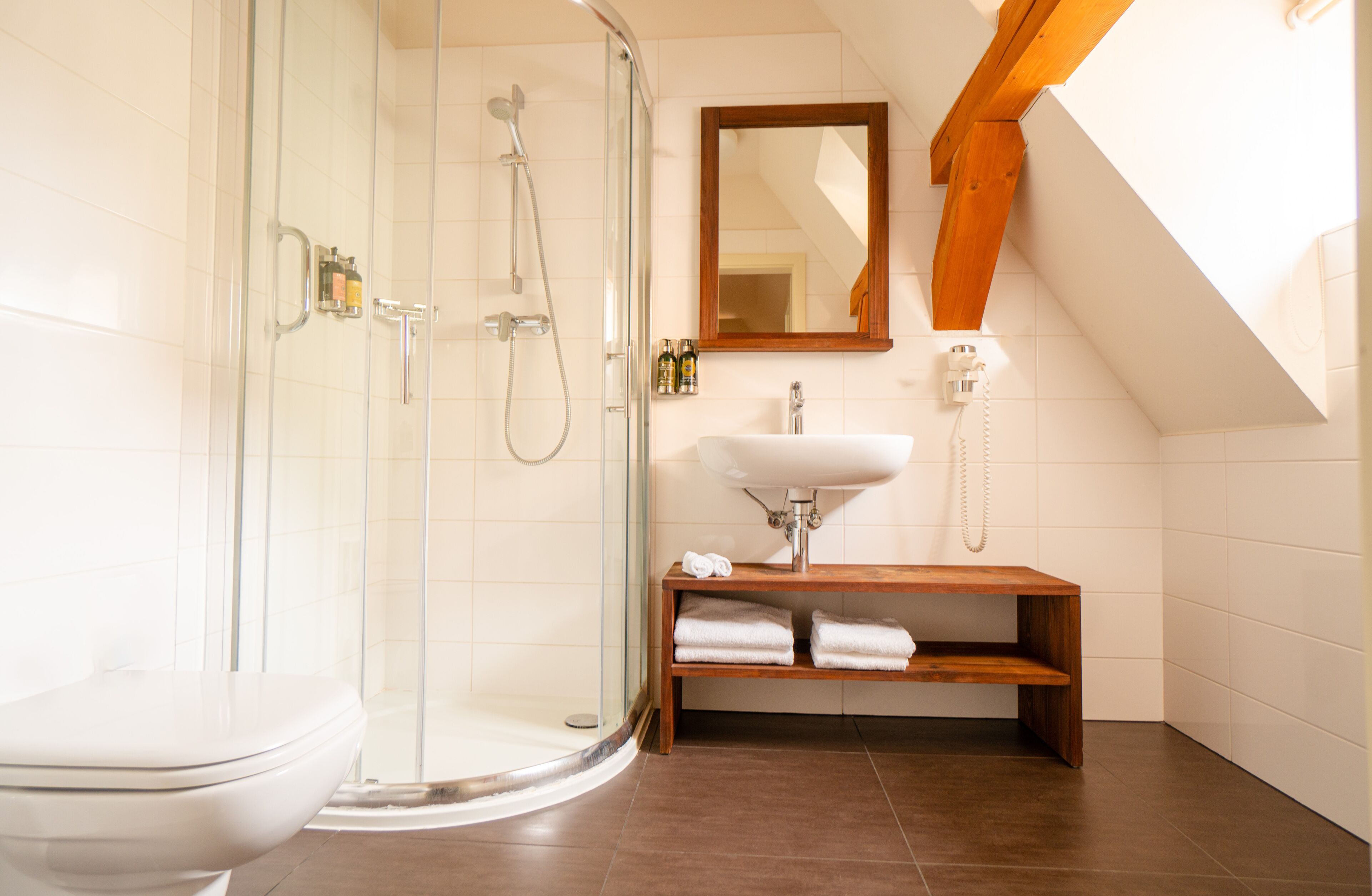 deluxe plus | bathroom | combined shower/bathtub, designer toiletries, hair dryer, bathrobes