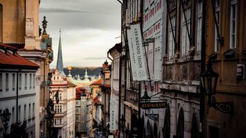 Una calle estrecha con edificios históricos, un letrero de restaurante y un hotel llamado 'HOTEL GOLDEN KEY'.
