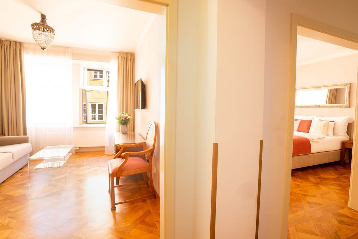 Executive suite, 1 slaapkamer | Luxe beddengoed, een minibar, een kluis op de kamer, babybedden