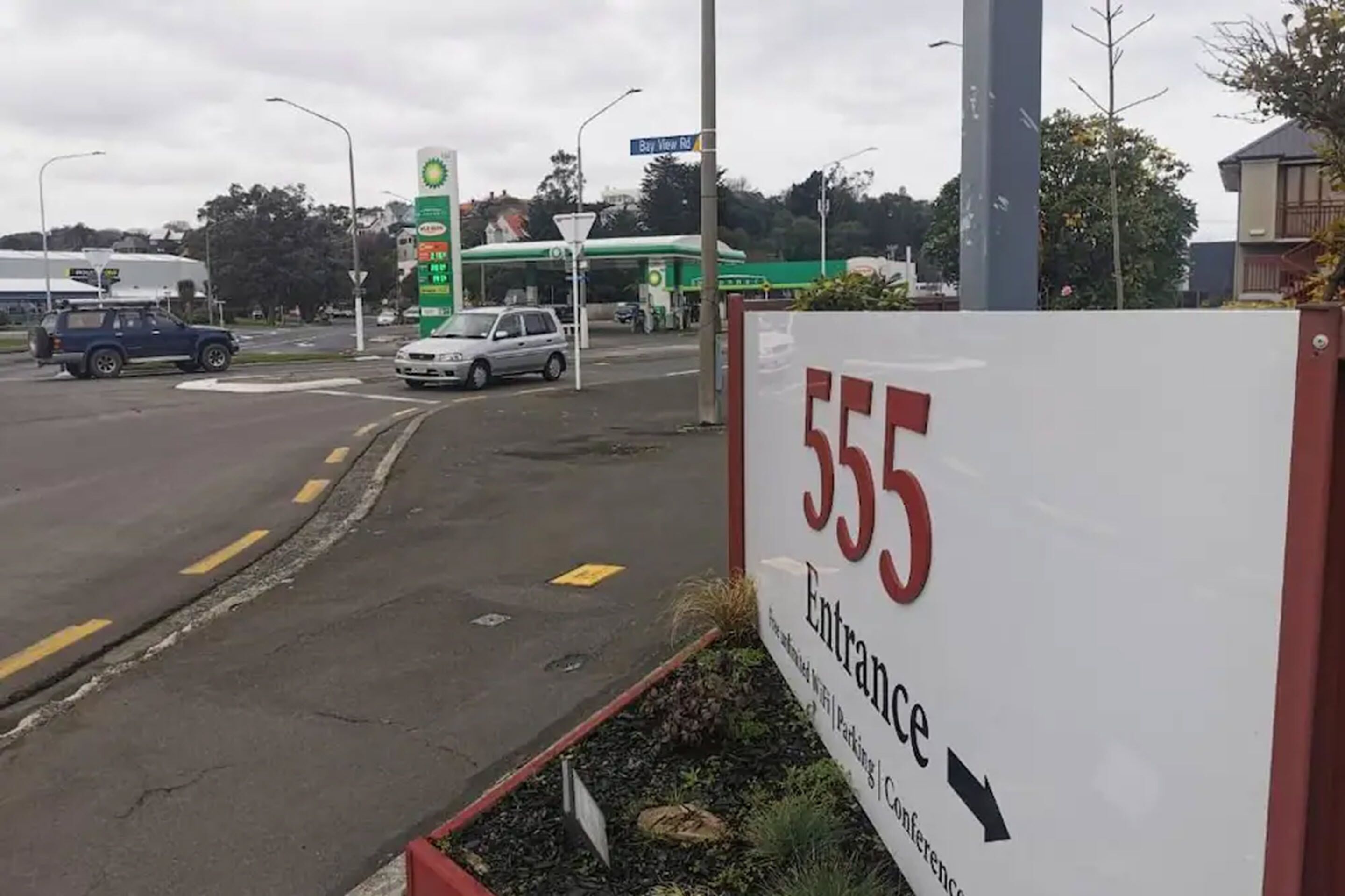 Ein Straßenschild mit der Nummer 555 und einem Pfeil, der zum Eingang weist.