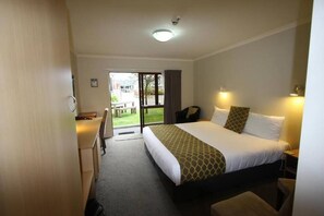 Studio King Accessible | Premium bedding, Select Comfort beds, individually decorated - 555 Motel Dunedin (Dunedin)