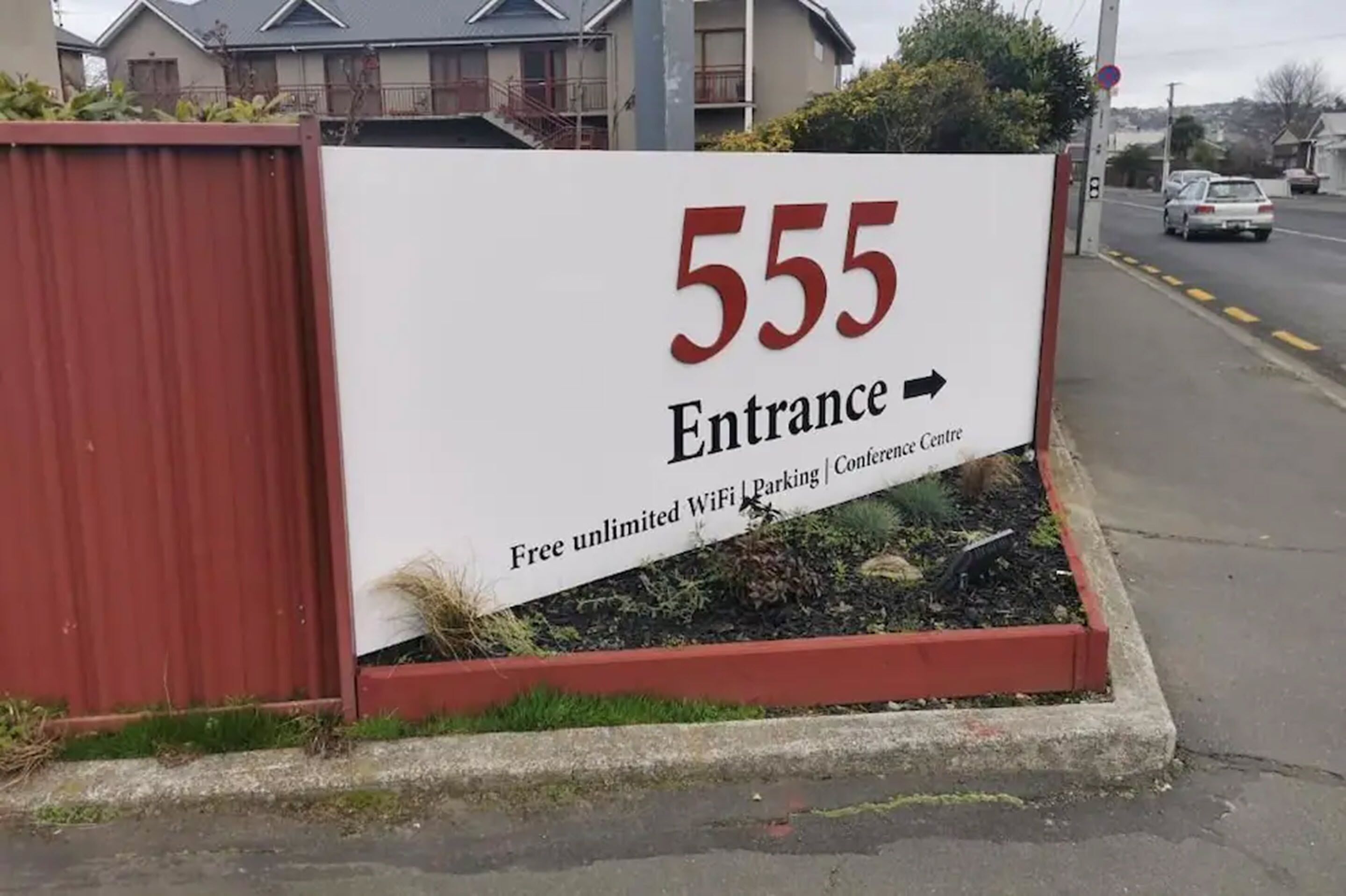 Un panneau indiquant l’entrée d’un bâtiment, portant le numéro 555.