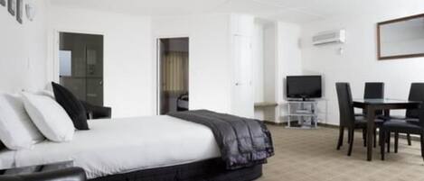 Escritorio, cortinas blackout y tabla de planchar con plancha