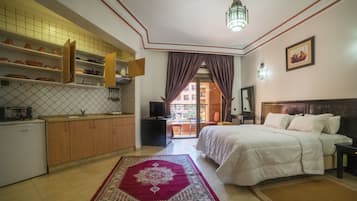 Escrivaninha, quartos à prova de som, Wi-Fi de cortesia, roupa de cama