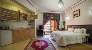 Desk, soundproofing, free WiFi, bed sheets
