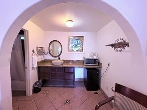 Standardzimmer, 2 Queen-Betten | Badezimmer | Duschwanne, kostenlose Toilettenartikel, Haartrockner, Bademäntel