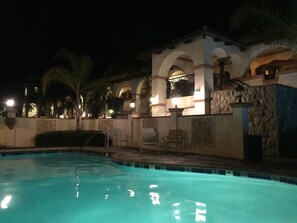 Piscine extérieure, chaises longues