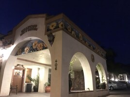 Fachada de la propiedad por la tarde o noche