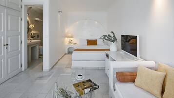 Junior Suite ( Caldera View) | Minibar, in-room safe, blackout drapes, soundproofing