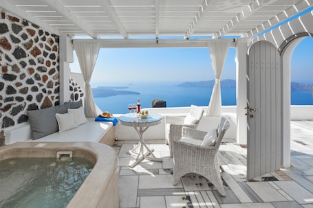 Suite Superior, idromassaggio ( Caldera View) | Terrazza/patio. Iliovasilema Suites