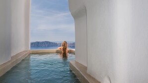 A spa pool with a view of a mountainous landscape.