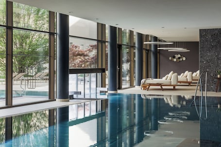 Innenpool, 2 Außenpools, Sonnenschirme, Liegestühle. Falkensteiner Balance Resort Stegersbach