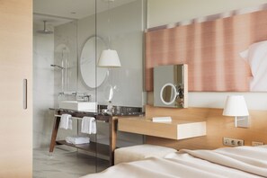 Kostenlose Toilettenartikel, Haartrockner, Bademäntel, Hausschuhe