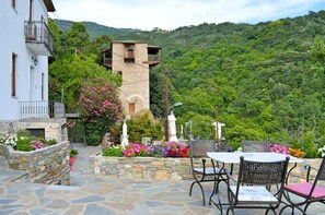 Courtyard - Archontiko Argyro (Volos)