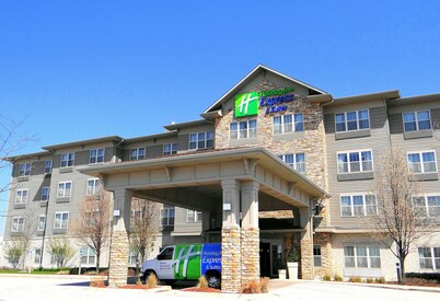 Holiday Inn Express & Suites Chicago West-Roselle by IHG