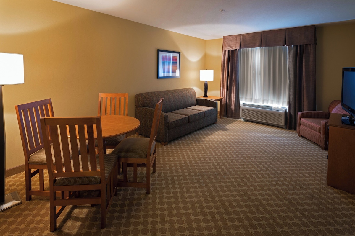 Suite, 1 Bedroom (Dining Area) | Desk, iron/ironing board, cribs (free), WiFi (free)