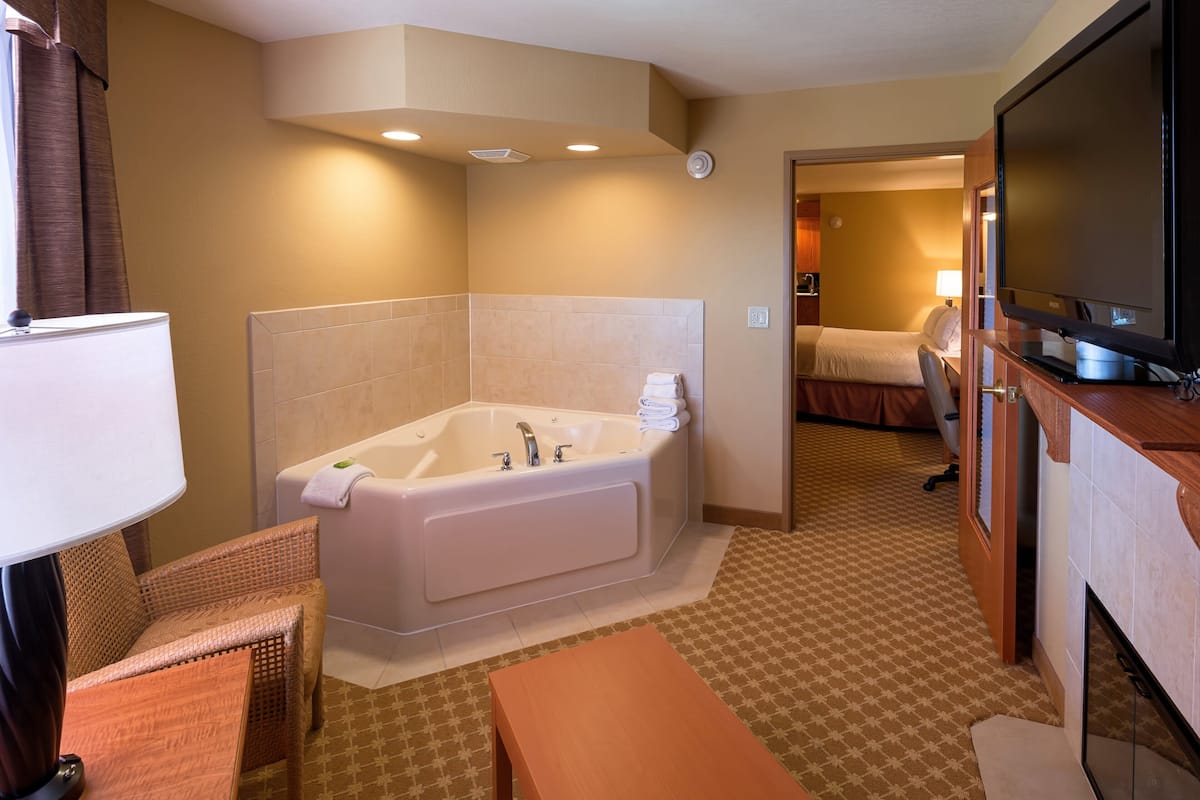 1 bedroom, in-room safe, desk, iron/ironing board