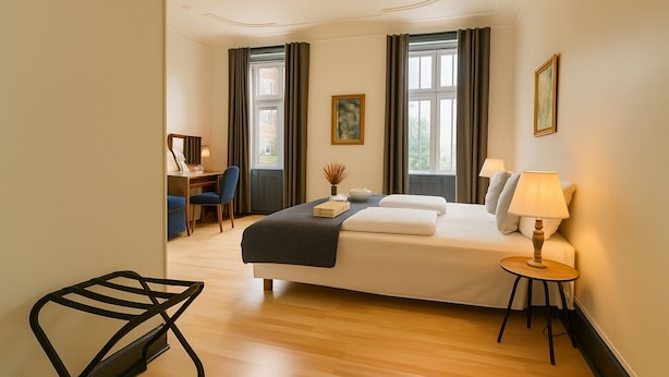 A hotel room with a bed, desk, chair, and a lamp. - Hotel Amager (Copenhagen)