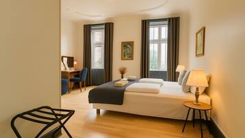 Tabla de planchar con plancha, wifi gratis y ropa de cama