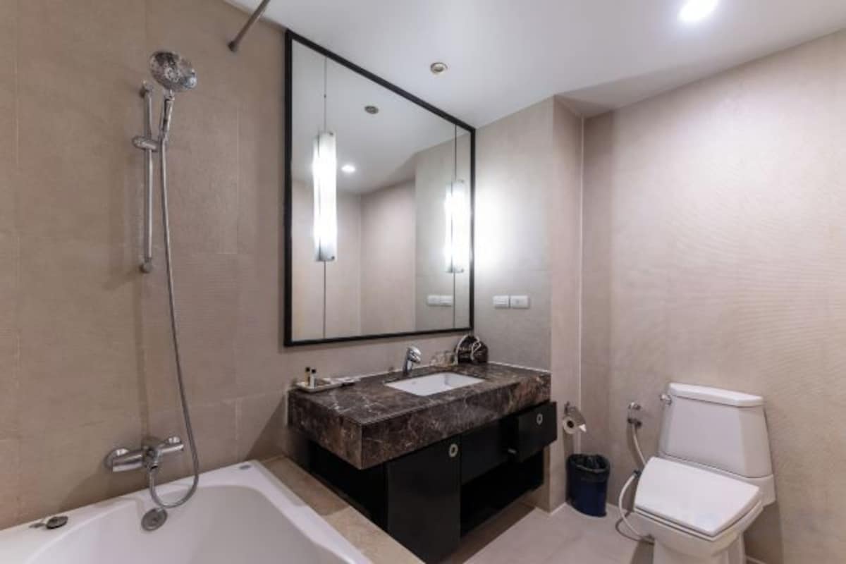 Bathroom | Combined shower/tub, deep soaking tub, free toiletries, hair dryer