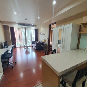 Horizon Suite | Living area | 32-inch LCD TV with satellite channels, TV, DVD player - Admiral Premier Bangkok (Bangkok)