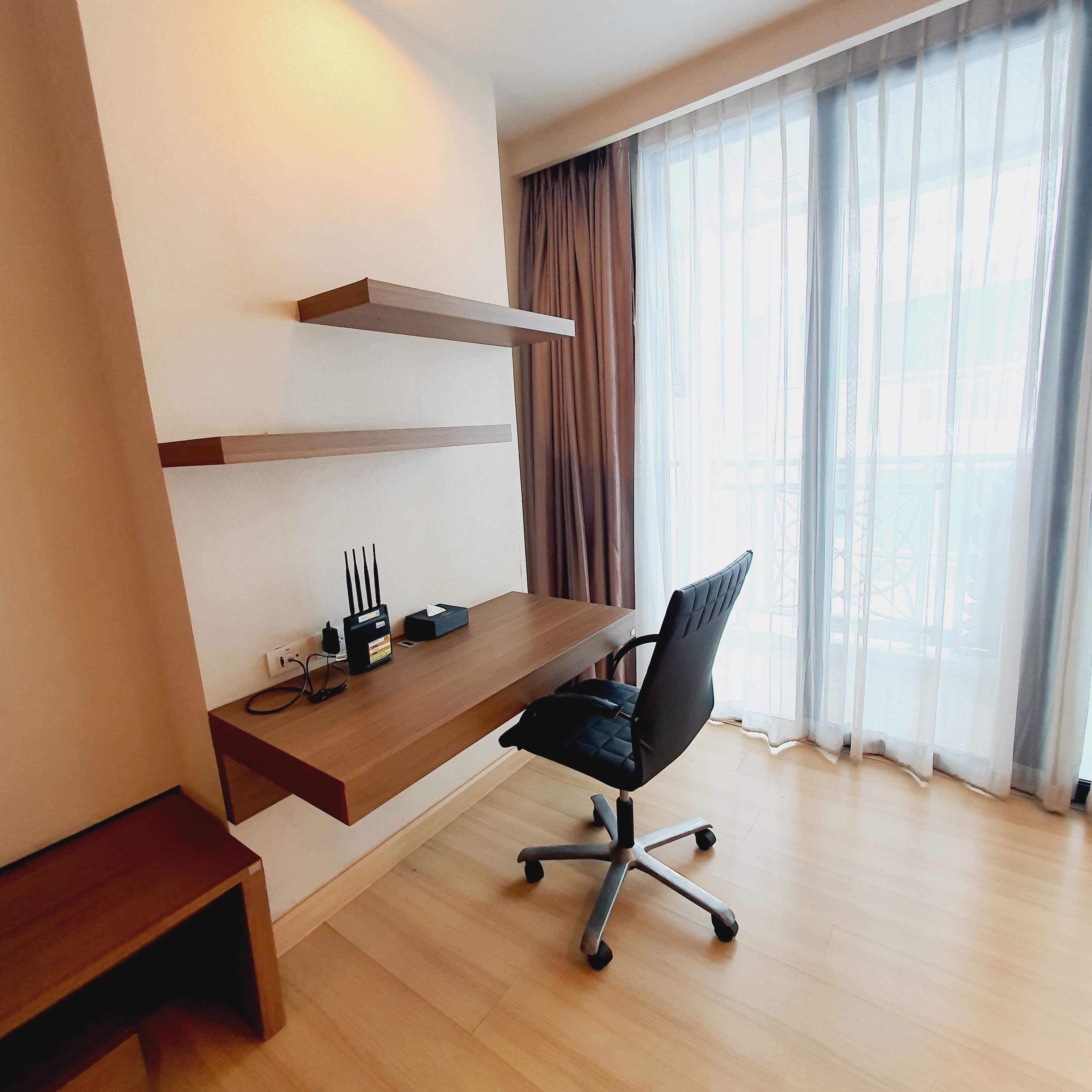 horizon premier | in-room safe, desk, blackout curtains, soundproofing