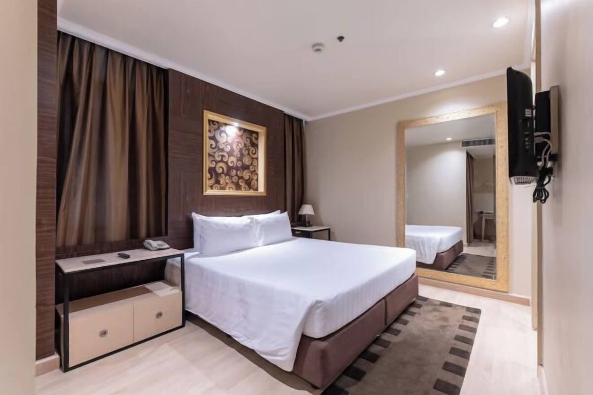 1 bedroom, in-room safe, desk, blackout curtains