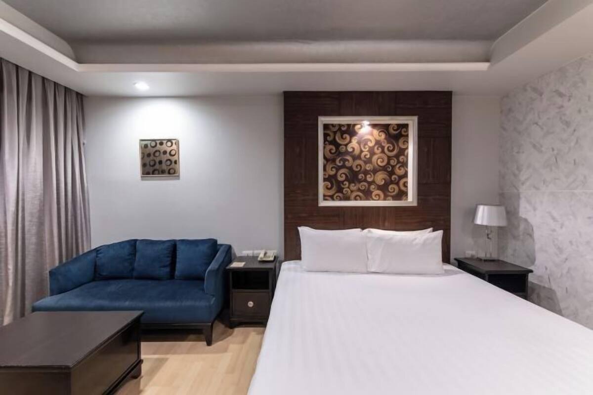 1 bedroom, in-room safe, desk, blackout curtains
