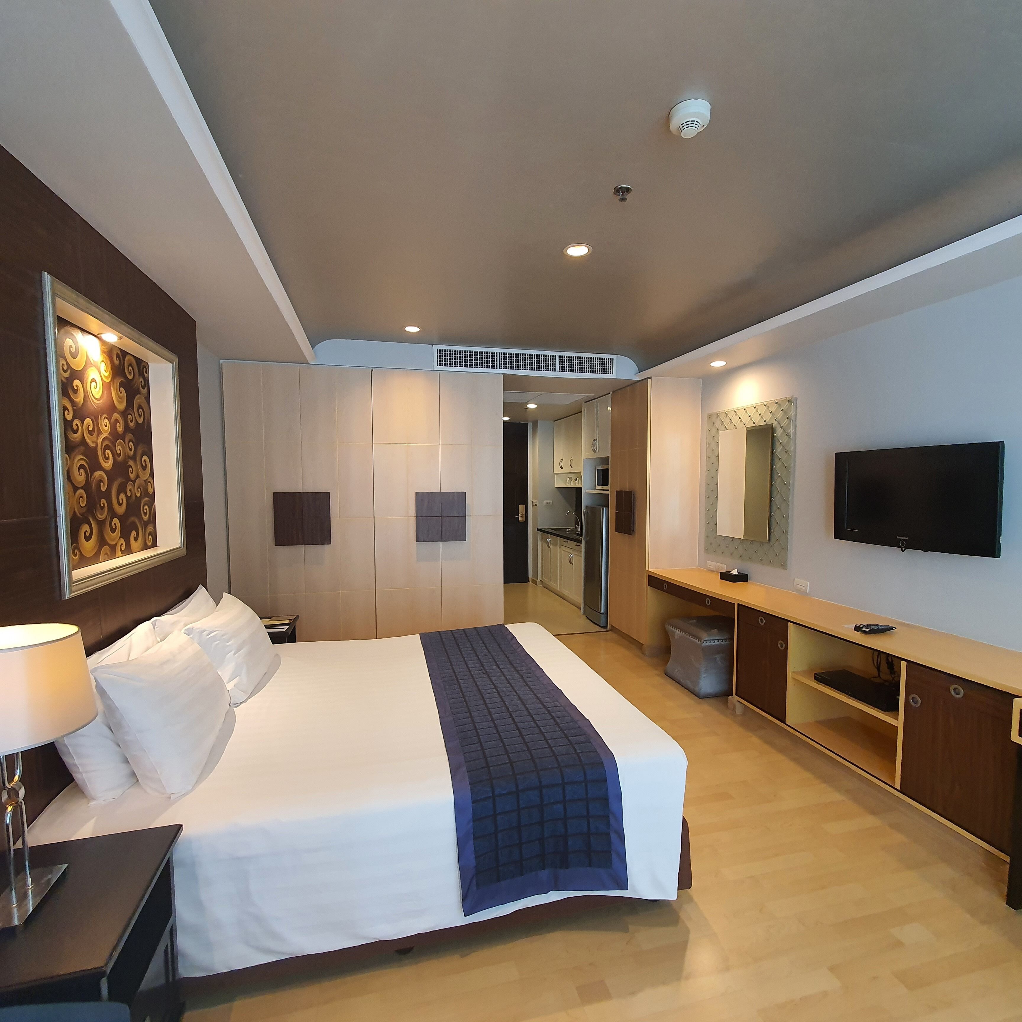 premier studio, 1 king bed with balcony | in-room safe, desk, blackout curtains, soundproofing