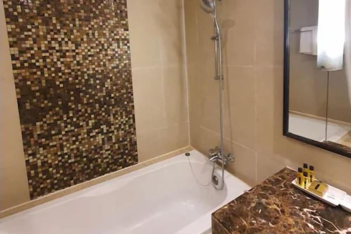 Bathroom | Combined shower/bathtub, deep-soaking bathtub, free toiletries